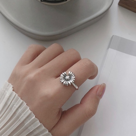925 Sterling Silver Daisy Ring - Picture 2 of 6